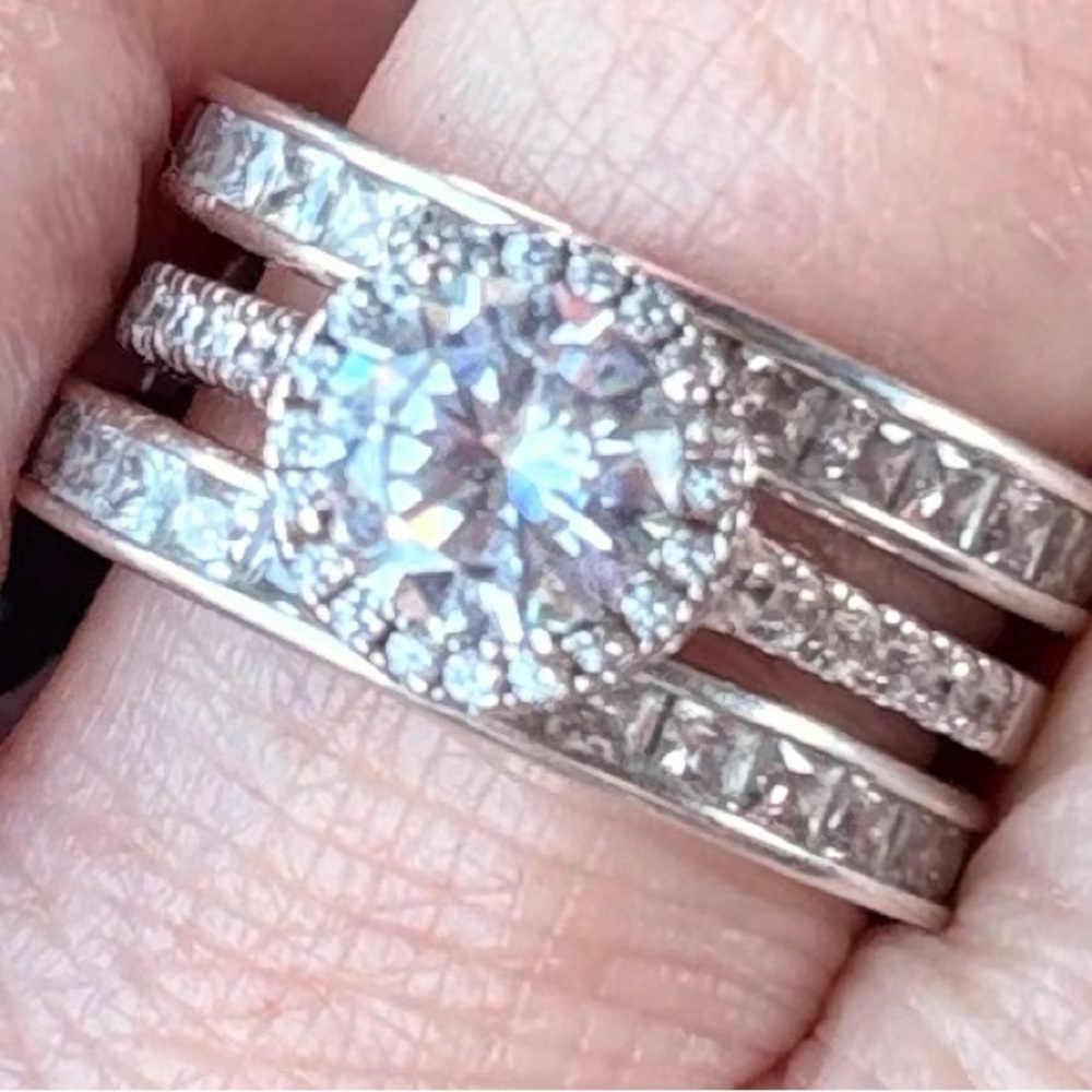 S925 and J w/diamond symbol inscribed sparkling Silver halo ring Clear Stones CZ